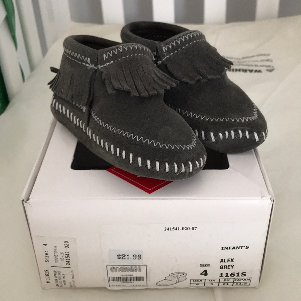 *BRAND NEW* Minnetonka Moccasins